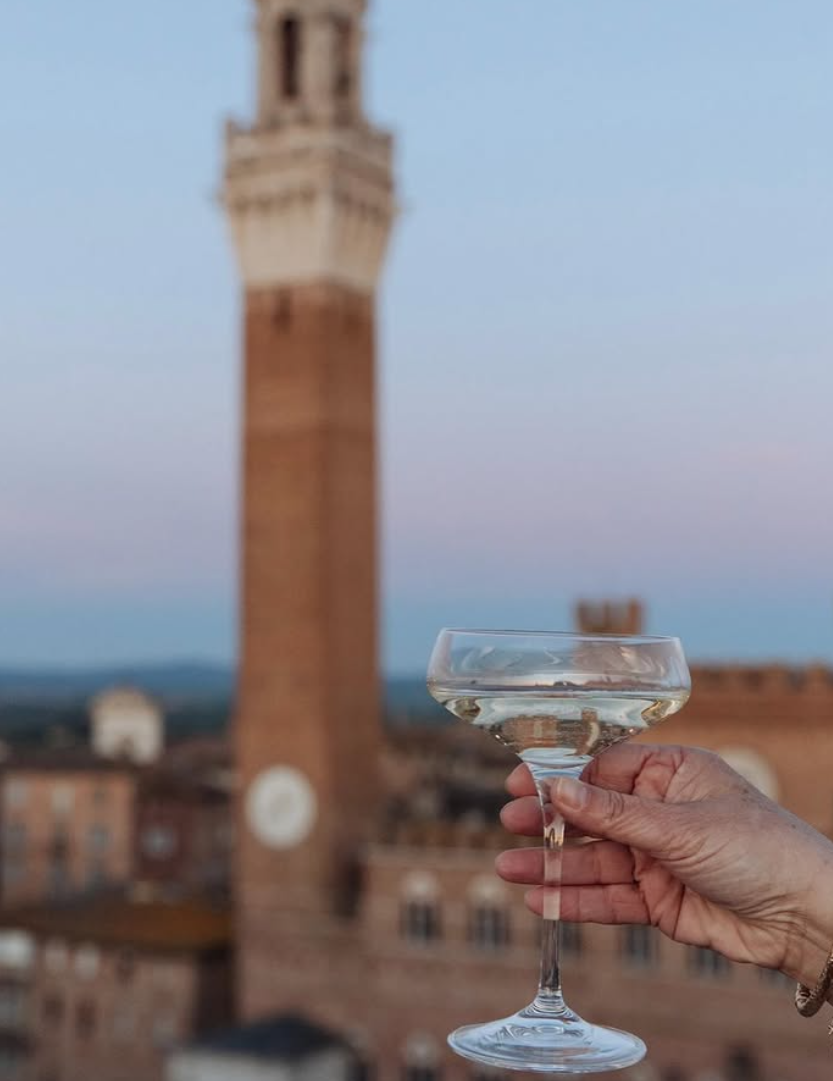 Calice di vino spumante con sfondo, simbolo della città, ideale per location per matrimoni romantici